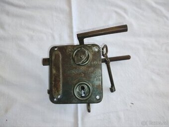 Starý dveřní zámek s klíčem