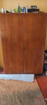Šatní skříň cca padesátá léta v dobrém stavu
