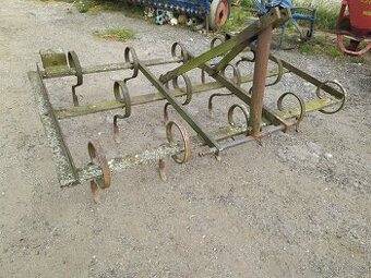 Kultivátor 15 per, záběr 2 m, příprava na brány, v provozu