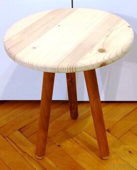 Květinový stolek na trojnožce,,