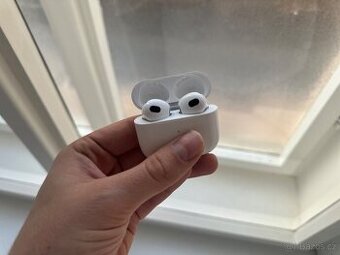 Apple AirPods 3 - pěkný stav, plně funkční