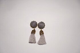Krásné šedé náušnice s třásněmi a kamínky