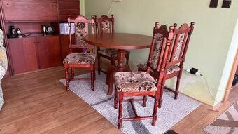 Kulatý stůl se židlemi