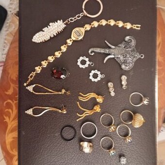 Různá zlacená bižuterie