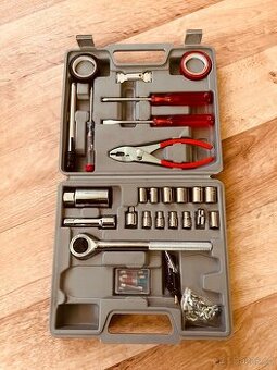 Sada nářadí v kufru