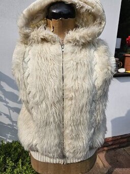 Pletená vesta s kapucou a kožešinou