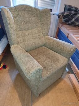 Zelené křeslo typu ušák