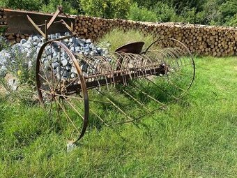 Koňský nahrabovač.