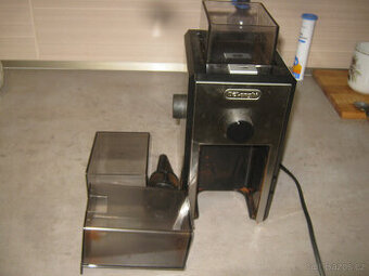 Prodám kávomlýnek Delonghi v nálezovém stavu.