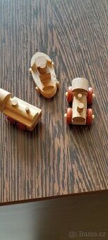 Starožitné závaží a dřevěné věci z kinder vajíčka