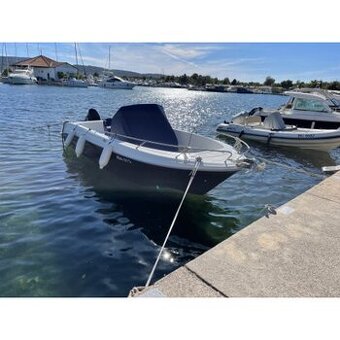 Motorová loď Open 670 + Suzuki 140ATL + přívěs (2000 kg)