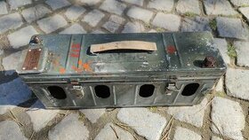 Stará vojenská bedna baterie elektro