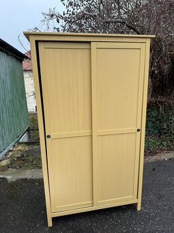 Šatní skříň IKEA Hemnes - žluté mořidlo