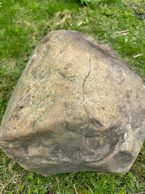 Dekorativní kamen na zahradu