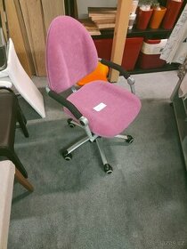 Židle ´´nové´´ z expozice