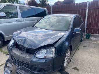 Volkswagen golf 5 po bouračce