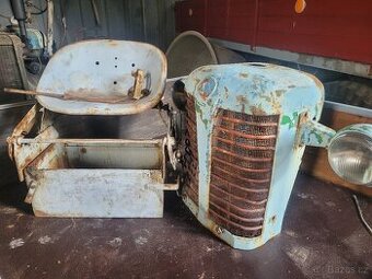 Maska, sedačka a kastlíķ baterie na Zetor 25