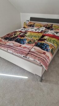 Nádherná manželká postel