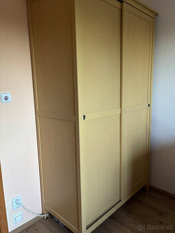 Žlutá skříň IKEA HEMNES