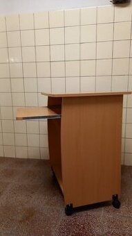 Počítačový stolek s kolečky