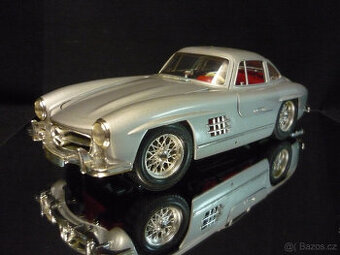 Mercedes Benz 300 SL stříbrný Bburago 1/18