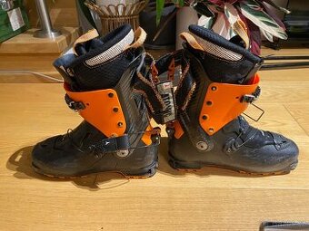 Atomic Backland Carbon skialp boty 26,5