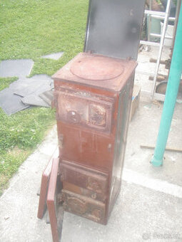 kamna PETRY , litina starší ale dobre Historický kus.