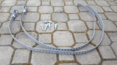 Sada k upevnění nádrže k podvozku.