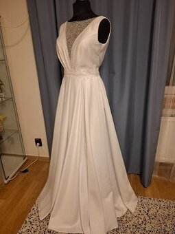 Bílé svatební šaty