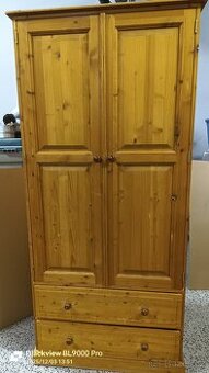 Český masivní nábytek