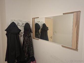 Zrcadlo a nástěný věšák