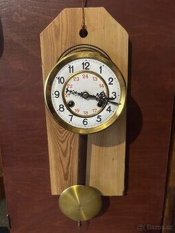 Starý mechanický hodinový strojek s kyvadlem