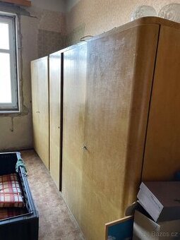 Šatní skříně z masivu