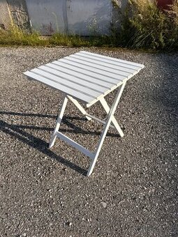 Dřevěný stolek - vhodný na svatební obřad