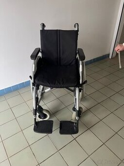 Bržděný skládací invalidní vozík