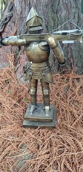 Obrovská kovová socha středověký rytíř