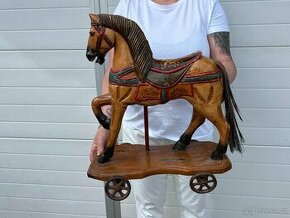 Dřevěný kůň na kolečkách ručně malovaný krásný kus