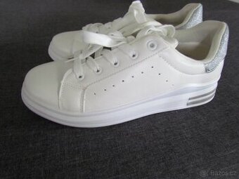 Boty sportovní sneakersy-nové vel.40