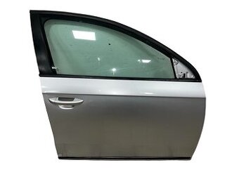 Pravé přední dveře stříbrná metalíza LA7W VW Passat B7 2014