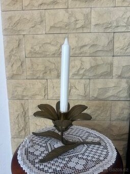 Mosazný květinový svícen