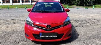 Červená Toyota Yaris 1.0 benzín