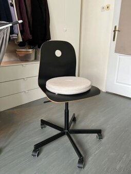 černá kolečková dřevěná židle ikea