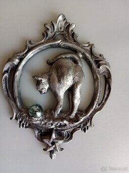 Kočka a křišťál v cínové révě