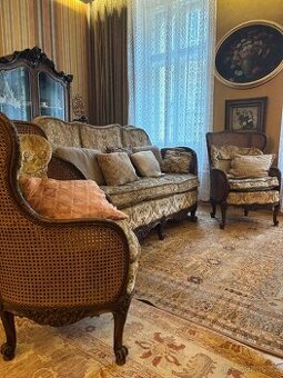 Krásná starožitná pohovka a křesla