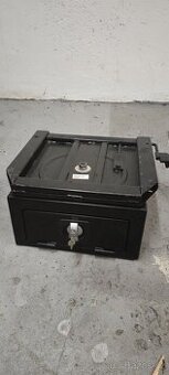 Otočná konzole s trezorem ve T5