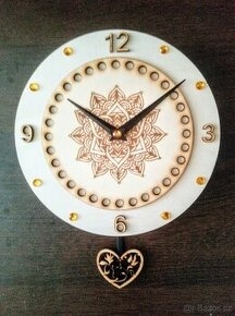 Dřevěné hodiny s kyvadlem pr. 25,5 cm+ malý andělíček -Dřevě