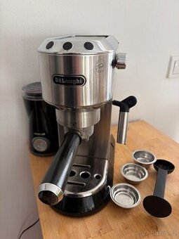 Kávovar De Longhi  DEDICA EC680M stříbrné