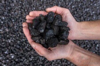 Kvalitní černé pytlované uhlí.