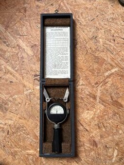 Zkoušečka olověných akumulátorů.