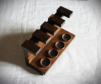 STAROŽITNÝ STOJÁNEK NA DÝMKY